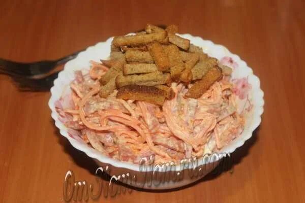 Салат с кириешками и корейской морковью. Салат с колбасой и корейской морковкой и кириешками. Салат с кириешками и корейской морковкой. Салат кириешки морковь по корейски колбаса. Салат с колбасой корейской морковкой и сухари.