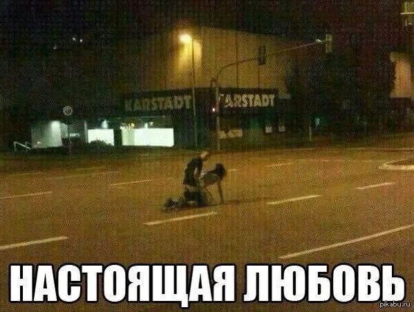 Счастливый брак. Родные руки. Мужчина и женщина любовь. Родные руки. Пара в обнимку в стиле хиппи.