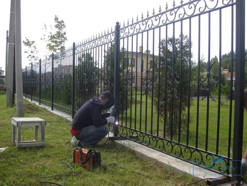 Кованый забор. Установлен забор кованый. Красивые кованые заборы. Кованые ворота. Забор с ковкой.