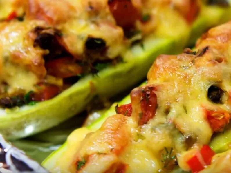 Кабачки в духовке с фаршем помидорами и сыром. Кабачки с помидорами и чесноком в духовке. Фаршированные кабачки myasom. Фаршированные кабачки с помидорами и сыром. Кабачки в духовке с фаршем помидорами и сыром.