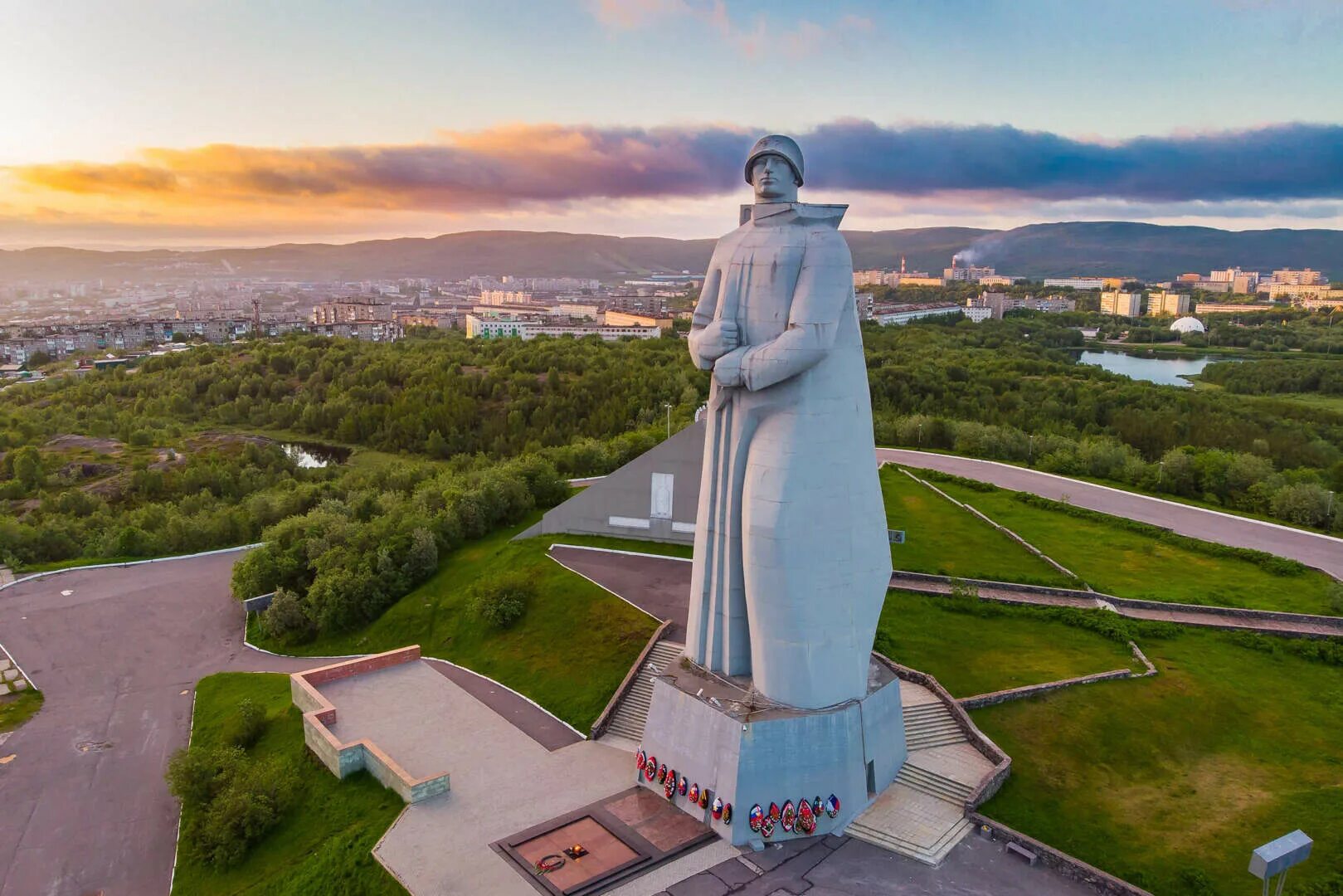 Мурманск мемориал защитникам советского Заполярья. Мурманский Алеша памятник защитникам советского Заполярья. Памятник Алеше в Мурманске. Мурманский Алеша памятник