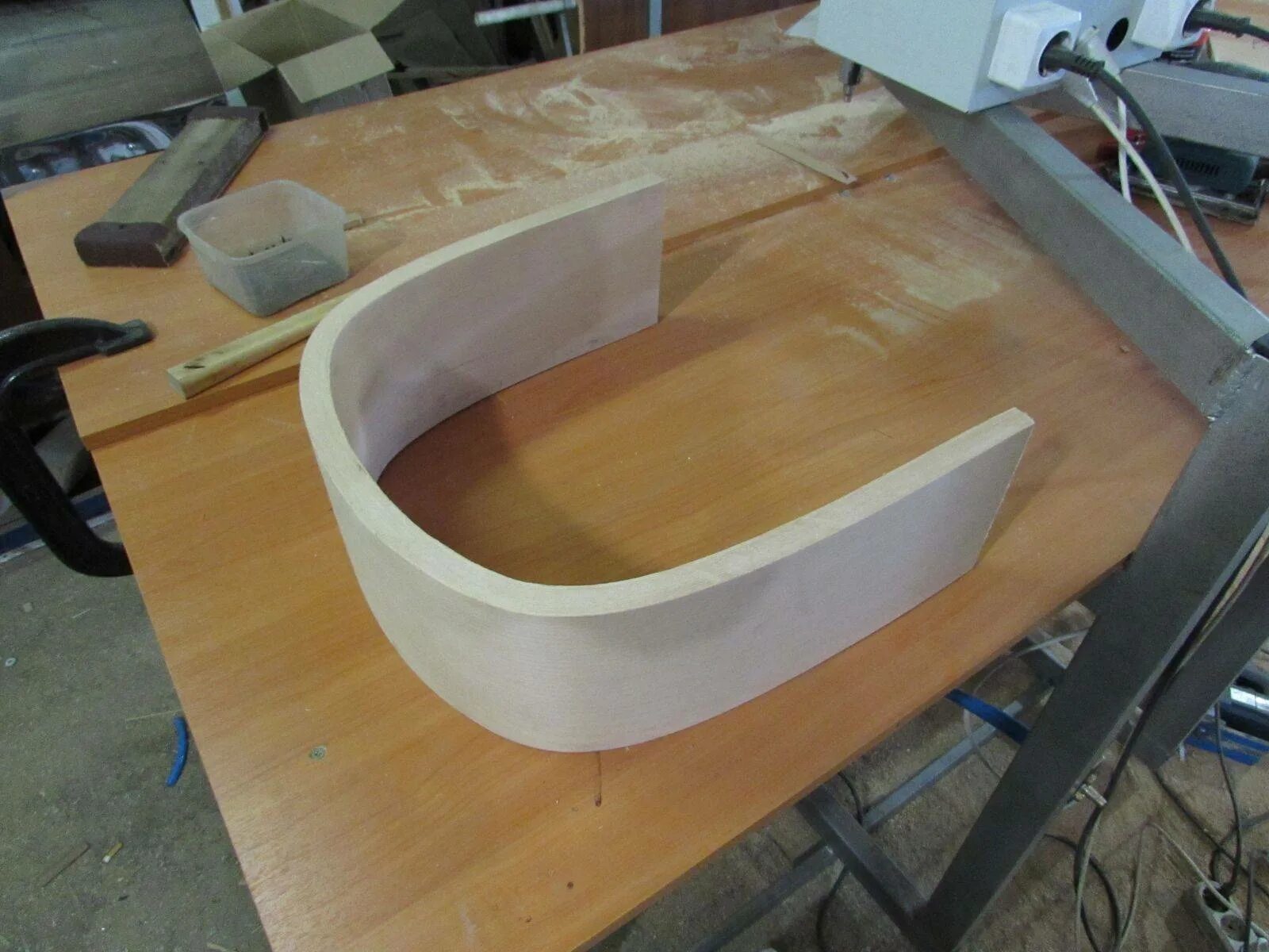 Придавали изогнутую форму. Радиусные заготовки для фасадов. Стул из полосков фанеры. Гнутоклееные детали из фанеры. Придавали изогнутую форму.