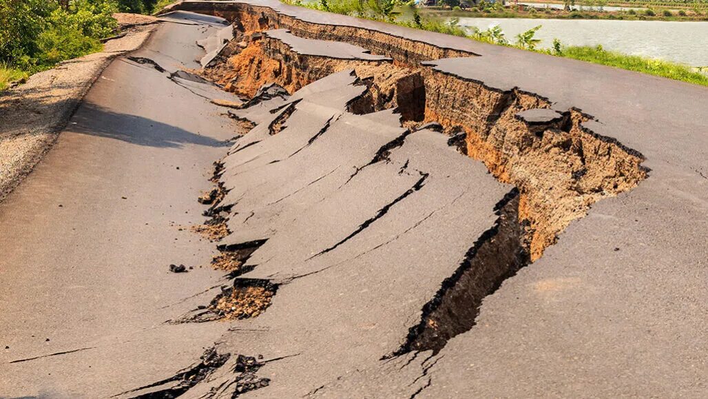 Огромная трещина. Землетрясение в Таджикистане 2023. Разрушение дороги. Разлом в асфальте. Разрушенная дорога.