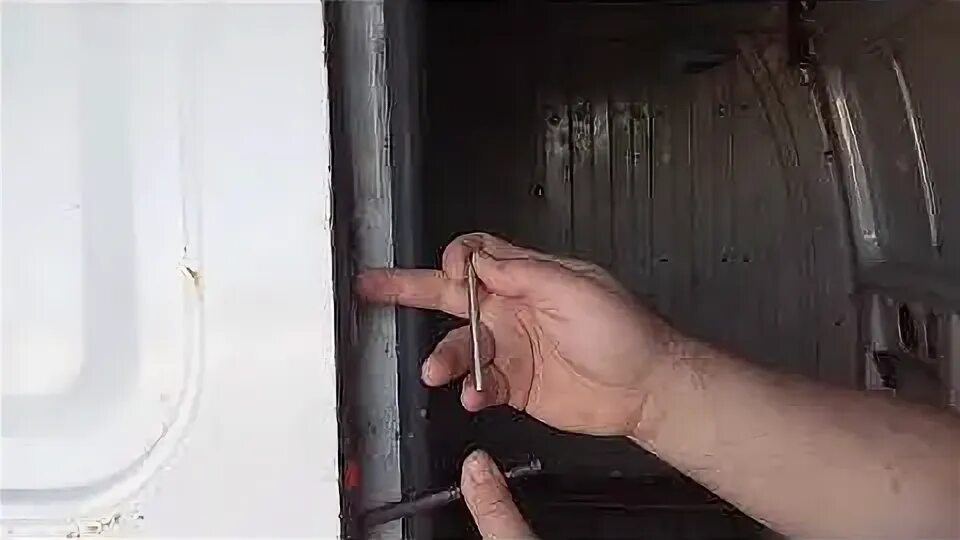 Как открыть заднюю дверь на газели. Газель 2705 замена ручки задней двери. стекло задней двери газель. фиксатор задней двери соболь. соболь с распашной боковой дверью.