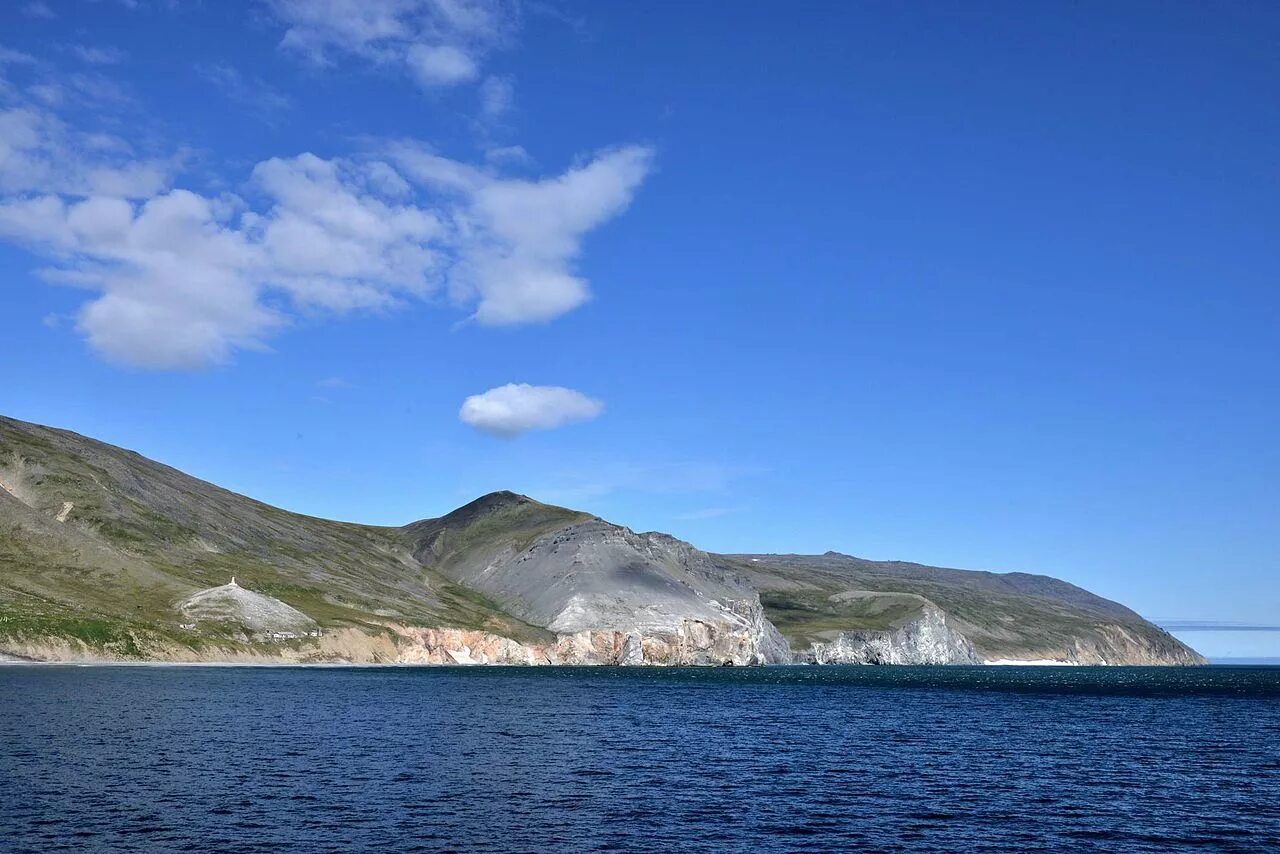 маяк на мысе дежнёва. мыс дежнева маяк. мыс дежнева фото. путешествие на мыс дежнева. мыс мыс дежнева.