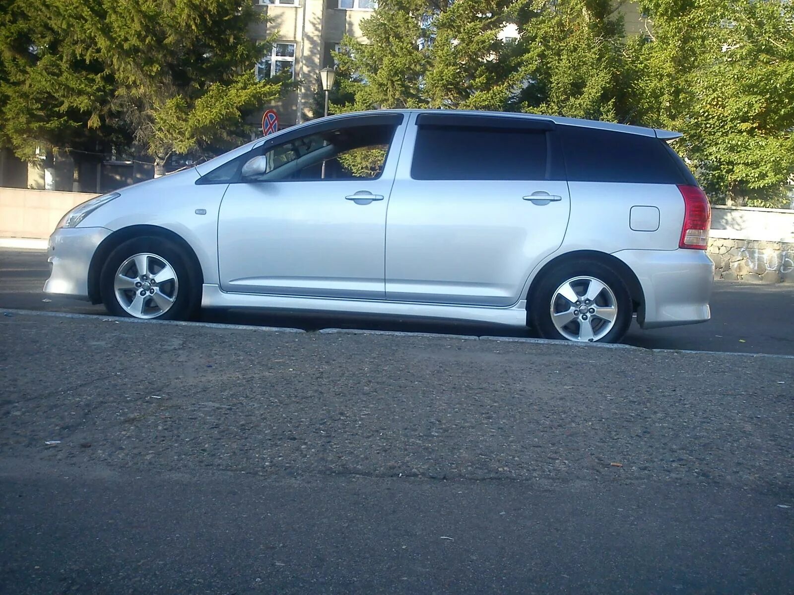 Toyota wish 2013. Наклейка на тойоту виш клуб. Наклейка виш клуб. Тойота виш клуб. Наклейки тойота виш.