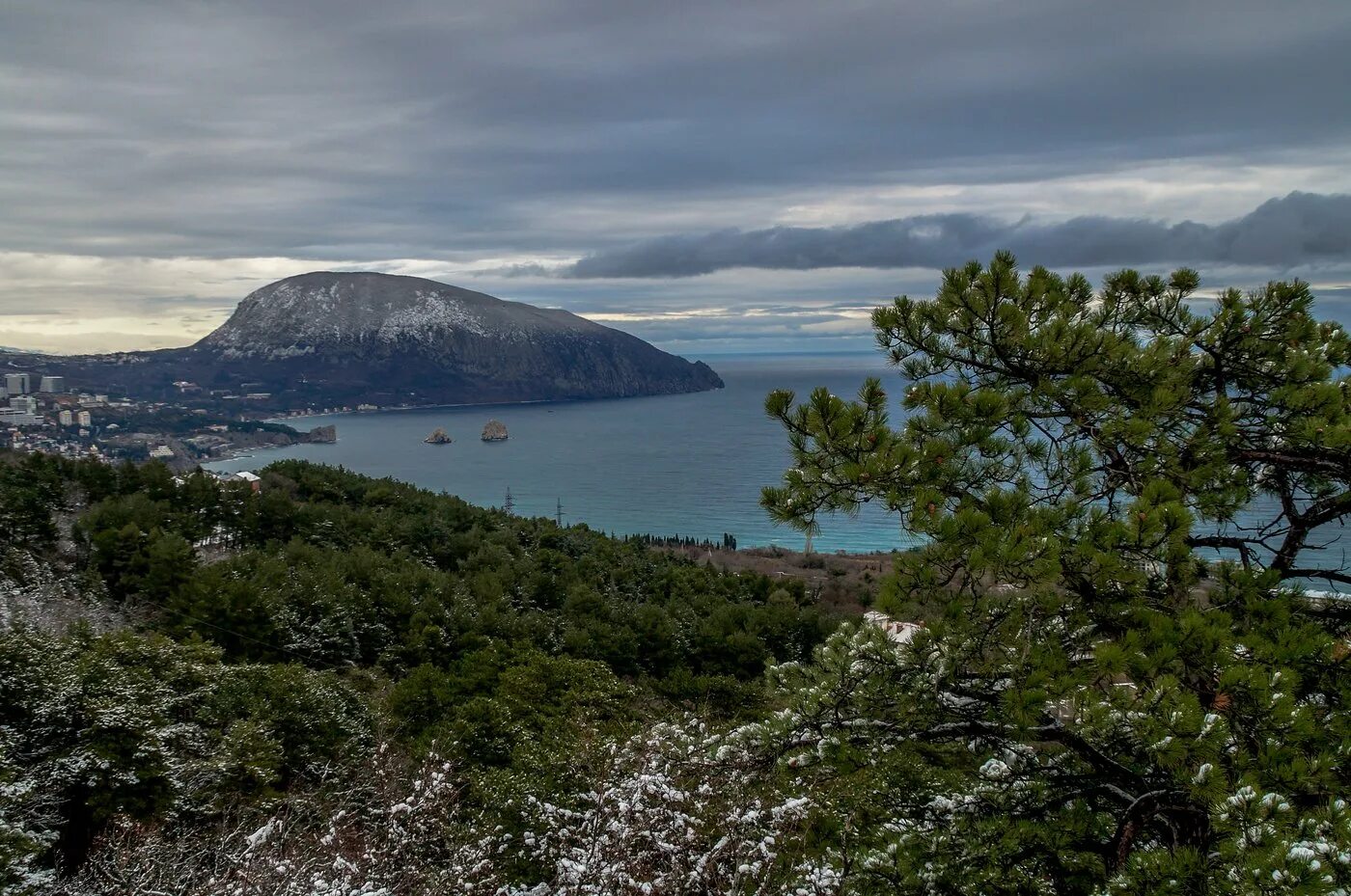 Гора над артеком. Гора Аю-Даг медведь-гора. Медведь гора в Крыму Артек. Гора Аю Даг Артек. Аюдаг гора медведь.