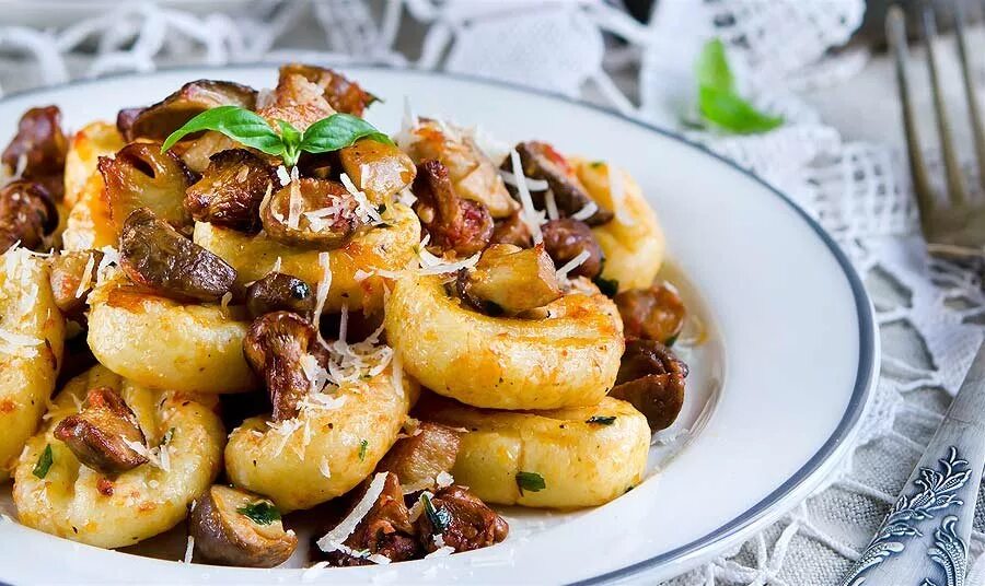 ньокки с грибами. пармезановые ньокки. ньокки с белыми грибами. картофельные ньокки в сливочном соусе с грибами. картофельные ньокки с грибами.