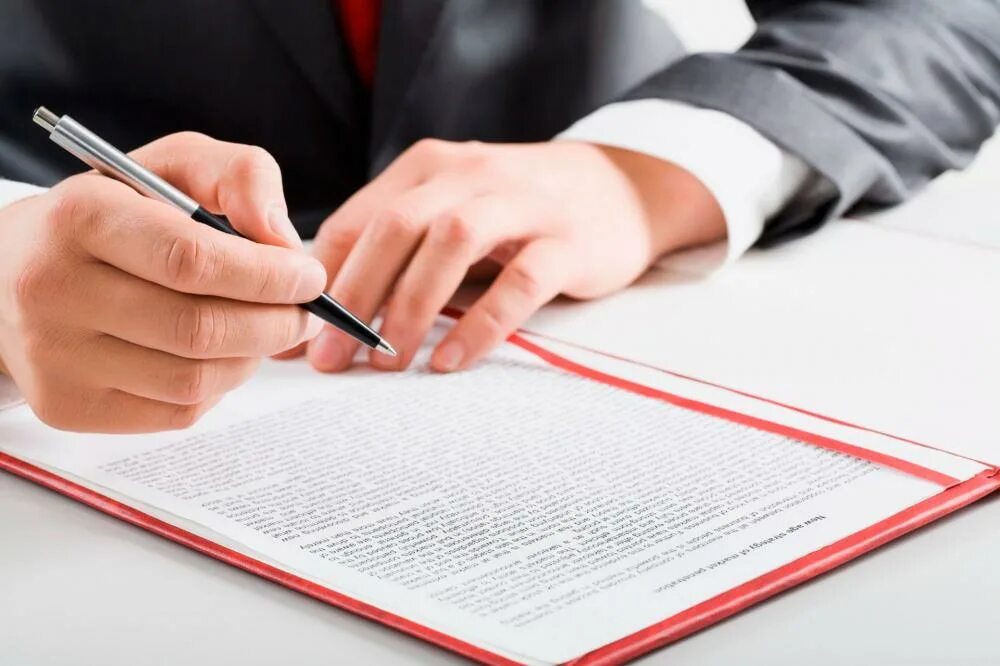 Подписание контракта. Человек подписывает документы. Подписание договора. Подпись документов. Составление документов.