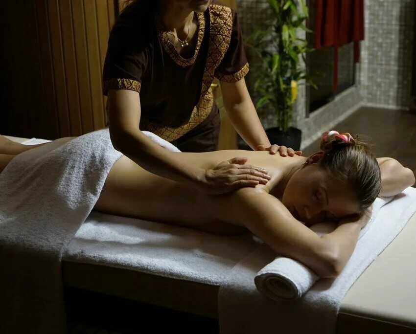 три массажистки. частный урологический массаж. массаж массажистка. массажистки в салоне. девушки массажный салон.