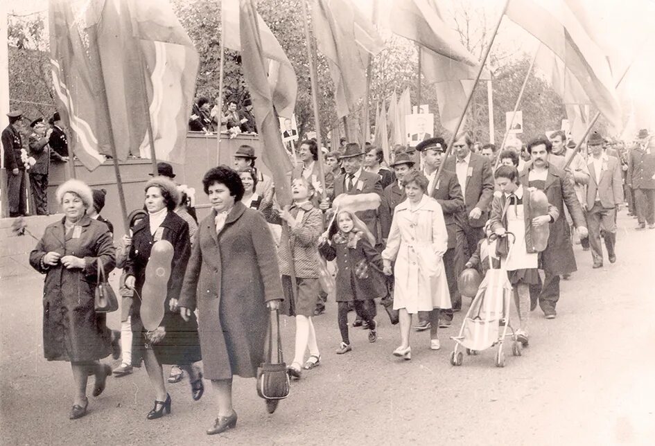 Праздник 1988. Демонстрация 7 ноября. первомайская демонстрация в ташкенте. демонстрация 7 ноября 1988. демонстрация 7 ноября 1980 года.