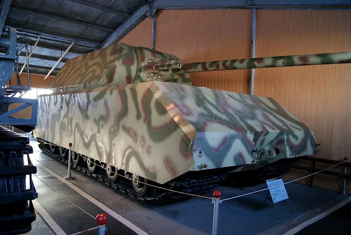 Большой немецкий танк. Танк Маус в Кубинке. Музей танков в Кубинке танк Маус. Маус в музее Кубинка. Mouse танк в Кубинке.