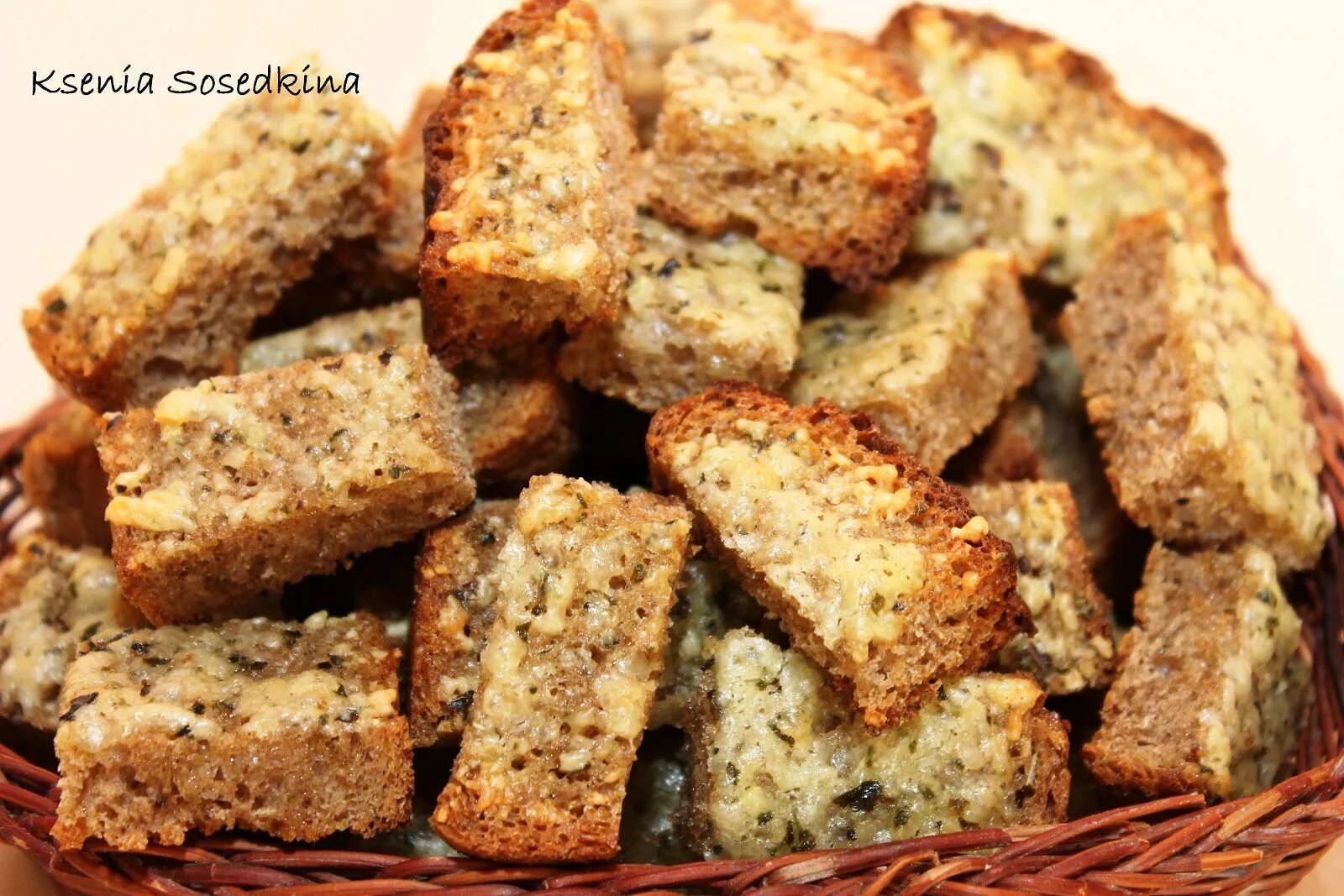 гренки к пиву. сухарики гренки. гренки чесночные к пиву. сухари в масле. сухарики домашние.