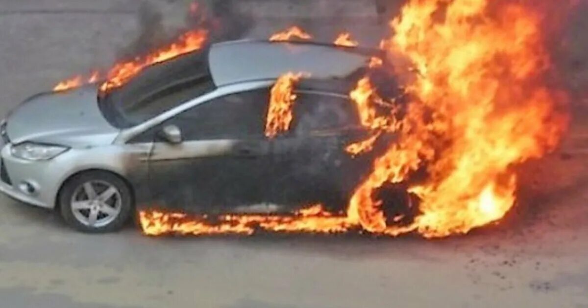 Горящая машина. Савицкий г. Машина пламенем объята вот вот рванёт боекомплект. Ниссан 350z с огнем. Машина пламенем объята.