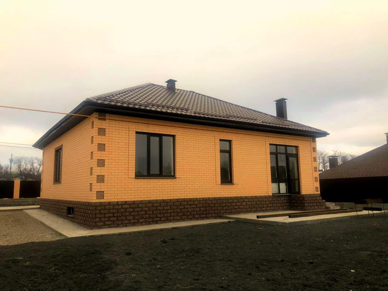 дом в краснодаре. одноэтажный дом на 3 сотках. изумрудный город краснодар коттеджный поселок. коттеджи от застройщика. котеджный посёлок домино краснодар.