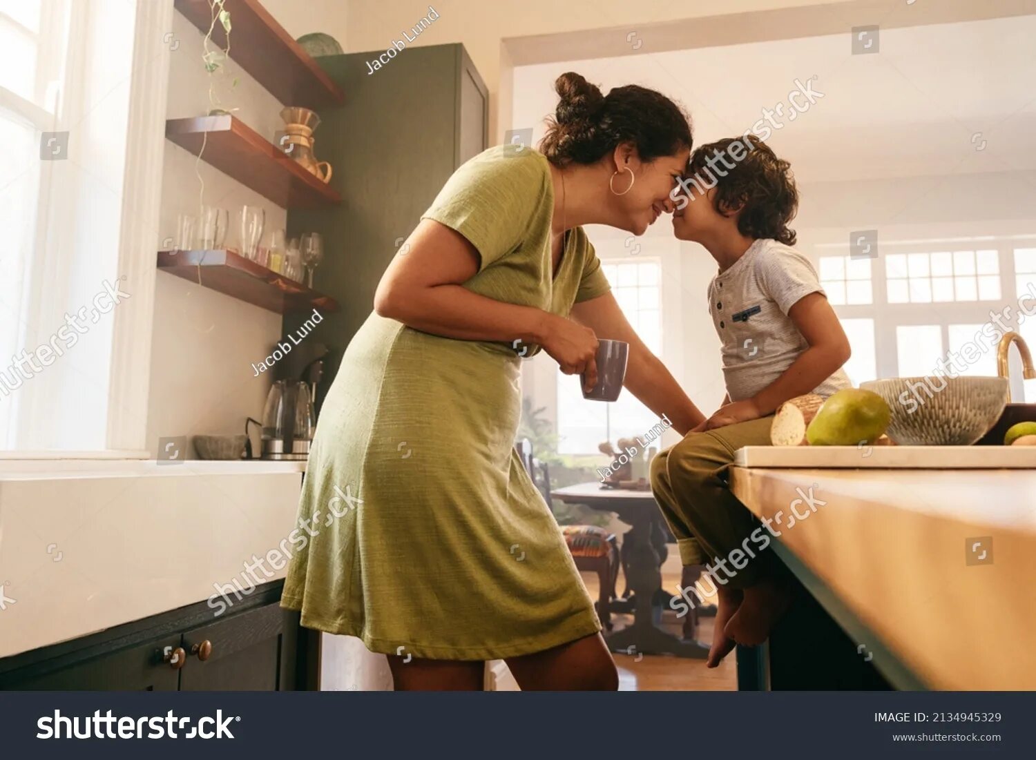 Mom touches me. Mother. Беременность сыном. Постановка mom. Mom touches me.