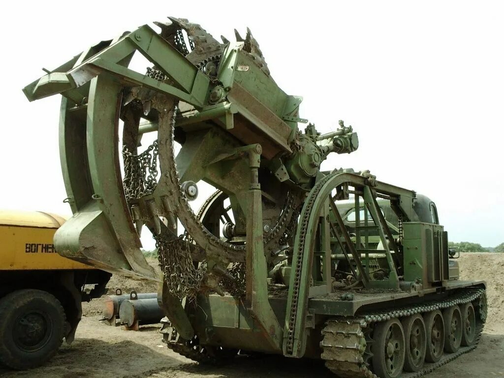 Землеройная машина 7 букв. Современный экскаватор. Роторный траншейный экскаватор этр 134. Землеройная машина 7 букв. Землеройная машина бат-2.