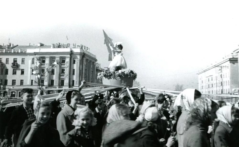 Первомайская демонстрация 1961 года. Старый Ижевск Первомайская демонстрация. Демонстрация 1 мая в СССР. Первомайская демонстрация 1984. 1 мая барнаул