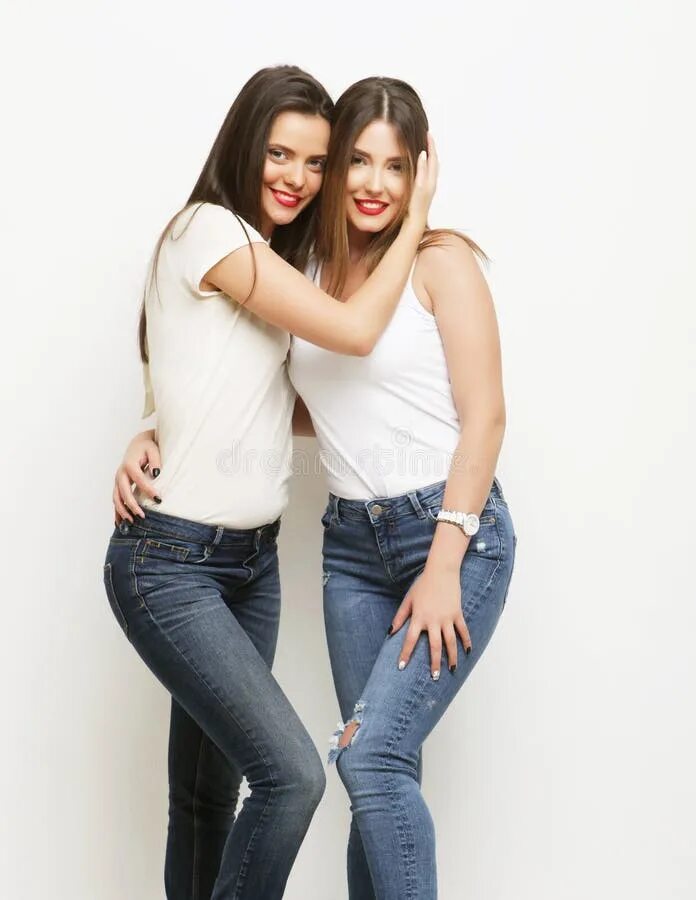 Подруги стоят. Две девочки вместе стоят старые. Подругу стоя. Подругу стоя. 3 подруги делят.