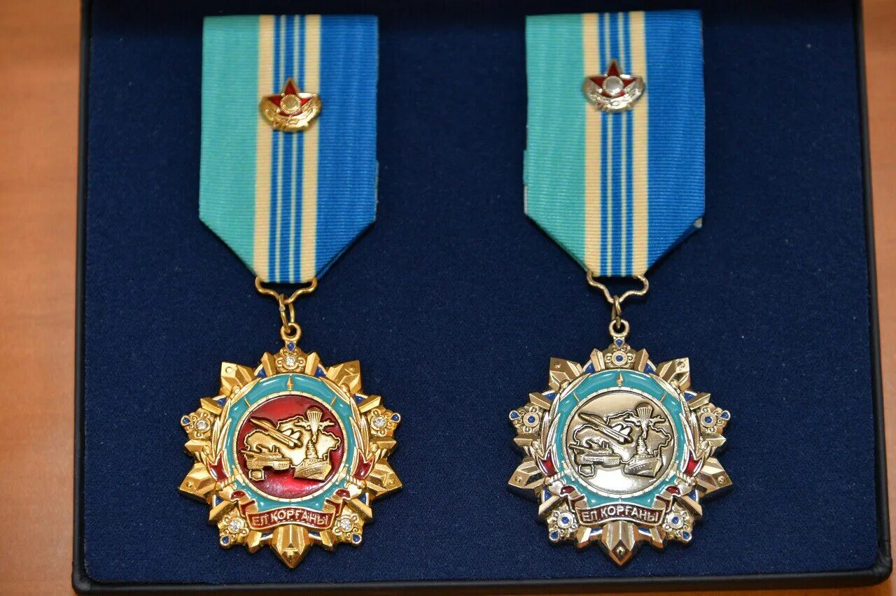 Еңбек ері. Еңбек ері. Значок герой социалистического труда. Золотая медаль серп и молот героя социалистического труда. Орден отан казахстан.