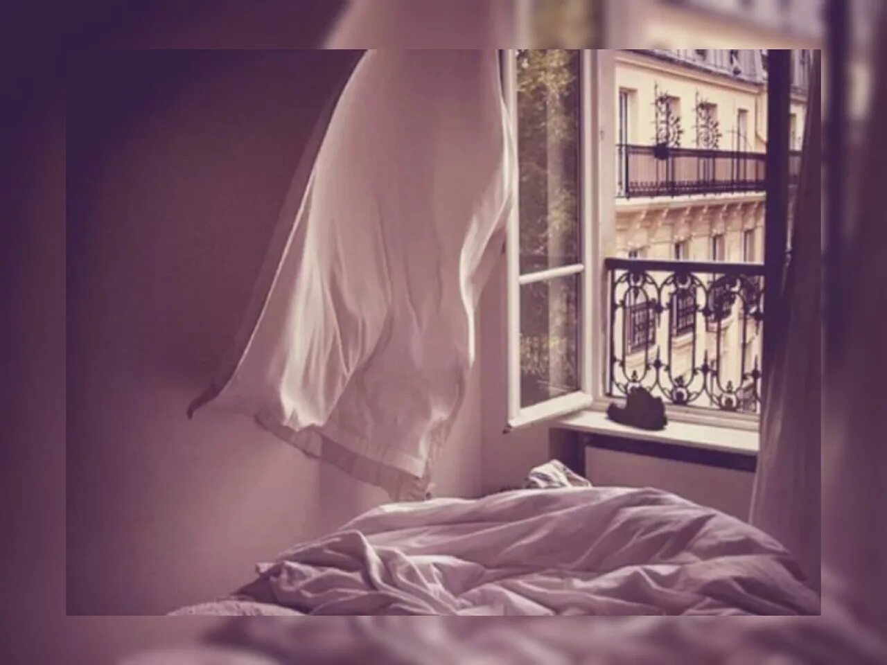 Сон люди в окнах. Кровать у окна. Открытое окно с занавесками. Кровать у окна в спальне. Спальня с открытыми окнами.