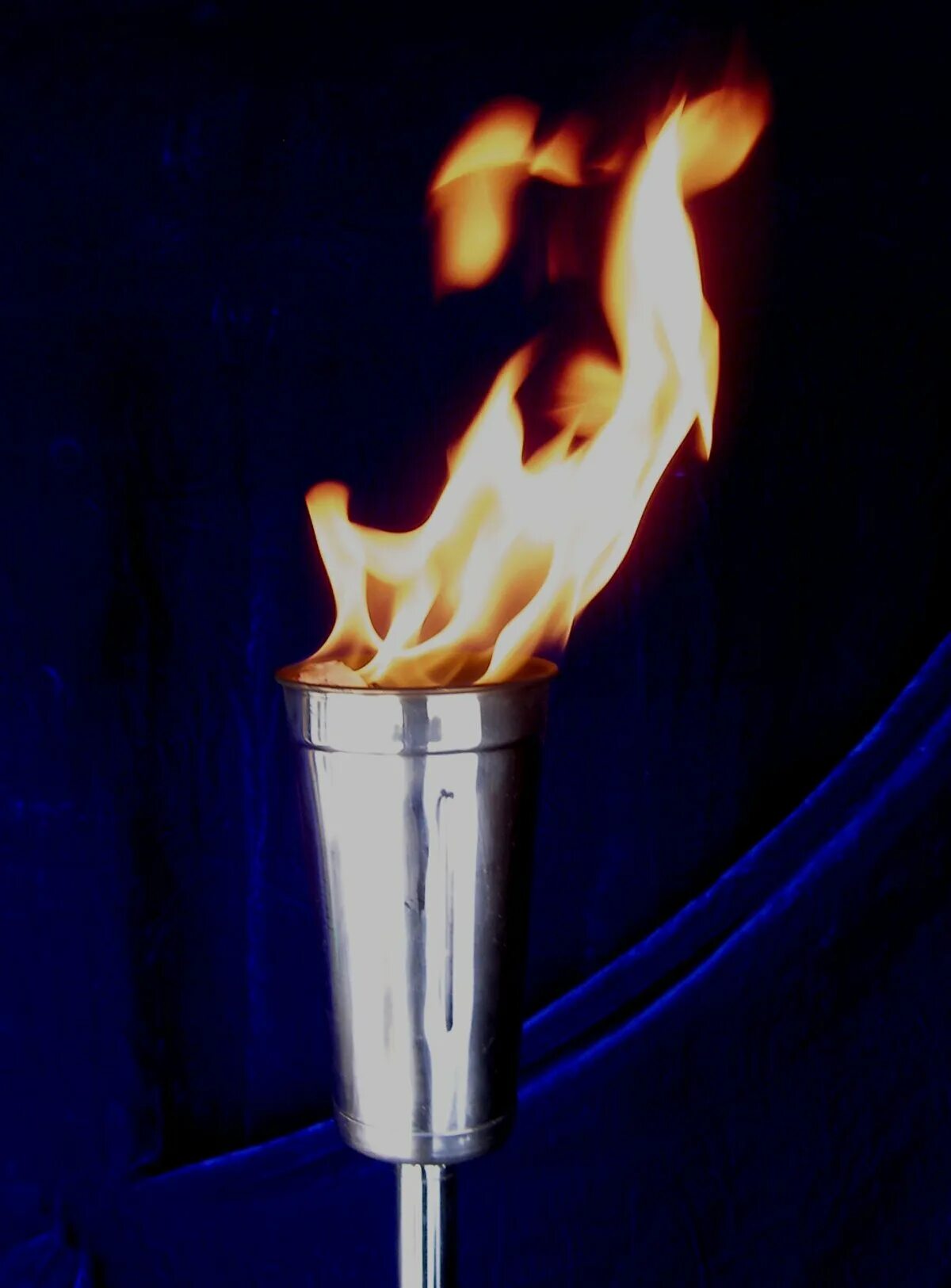 Древний факел с огнем. Горел как факел. Горящий факел или горящая свеча. Горел как факел. Спд-250 факел.