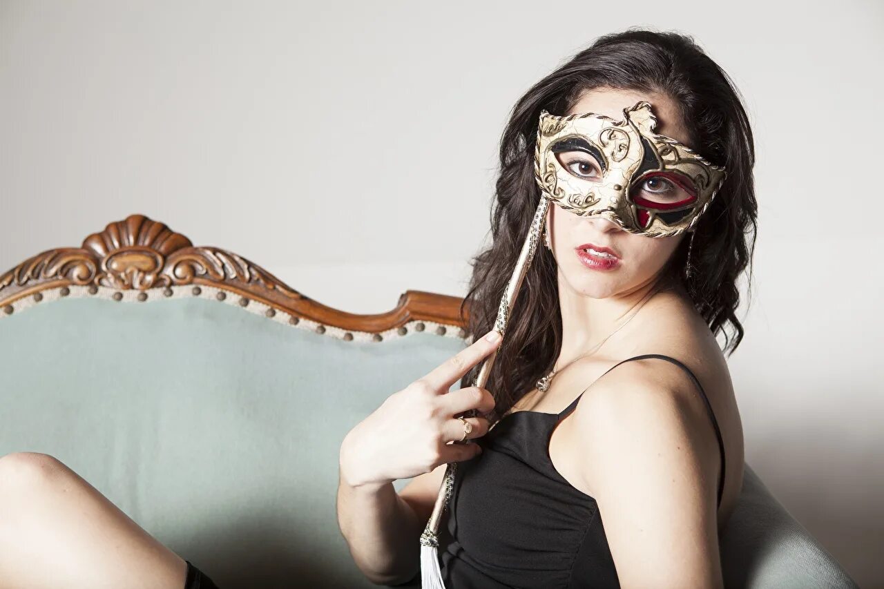 девушка с чёрными волосами в маске. девушки брюнетки в масках. девушка в маске. девушка в черной маске. красивая девушка в маске.