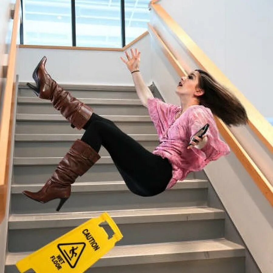 Он поскользнулся поднимаясь по лестнице. Фотосессия на лестнице. Девушка на лестнице. Поскользнулся на ступеньках.