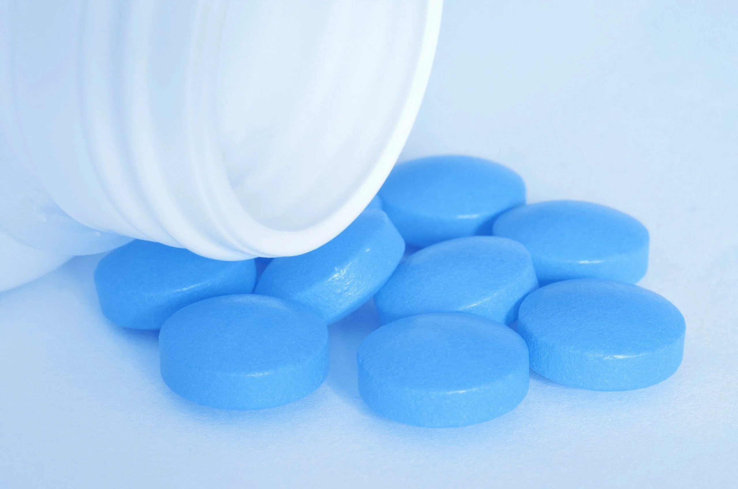 Синие таблетки обезболивающие. Синяя таблетка. Таблетки голубого цвета. Таблетки голубого цвета круглые. Таблетки в оболочке.