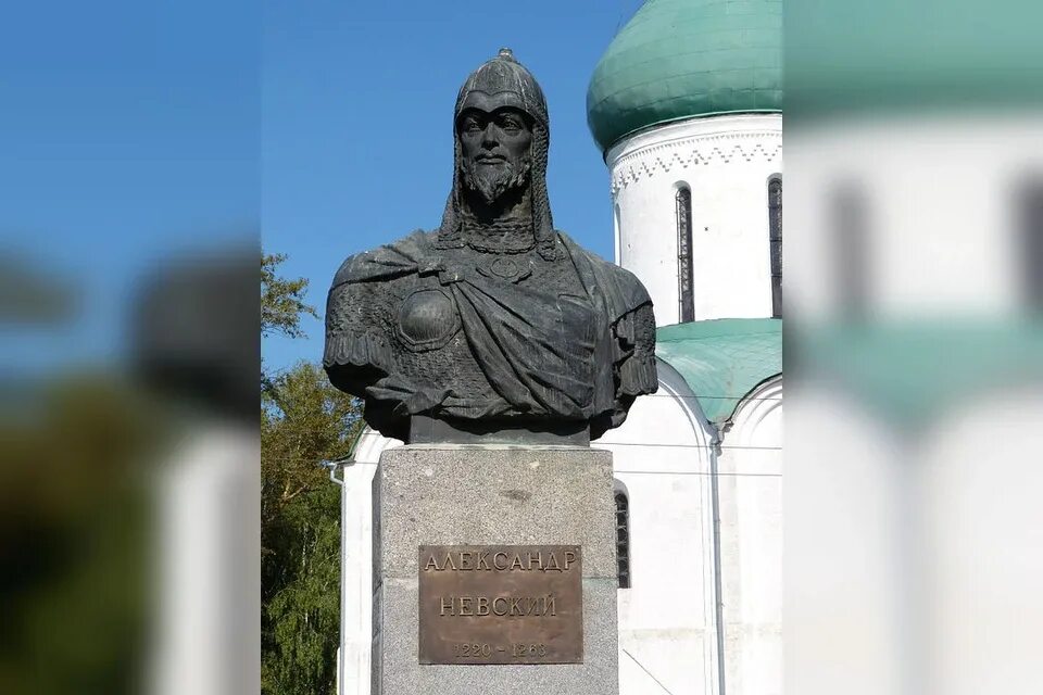 Памятник Александру Невскому в Симферополе.