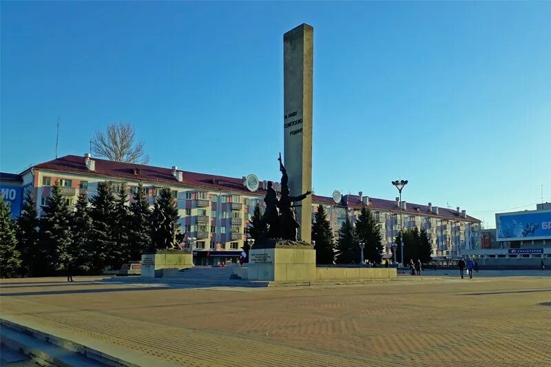 Пл брянск. Площадь Партизан Брянск. Памятник на площади Партизан в Брянске. Главная площадь города Брянска. Площадь Партизан находка.