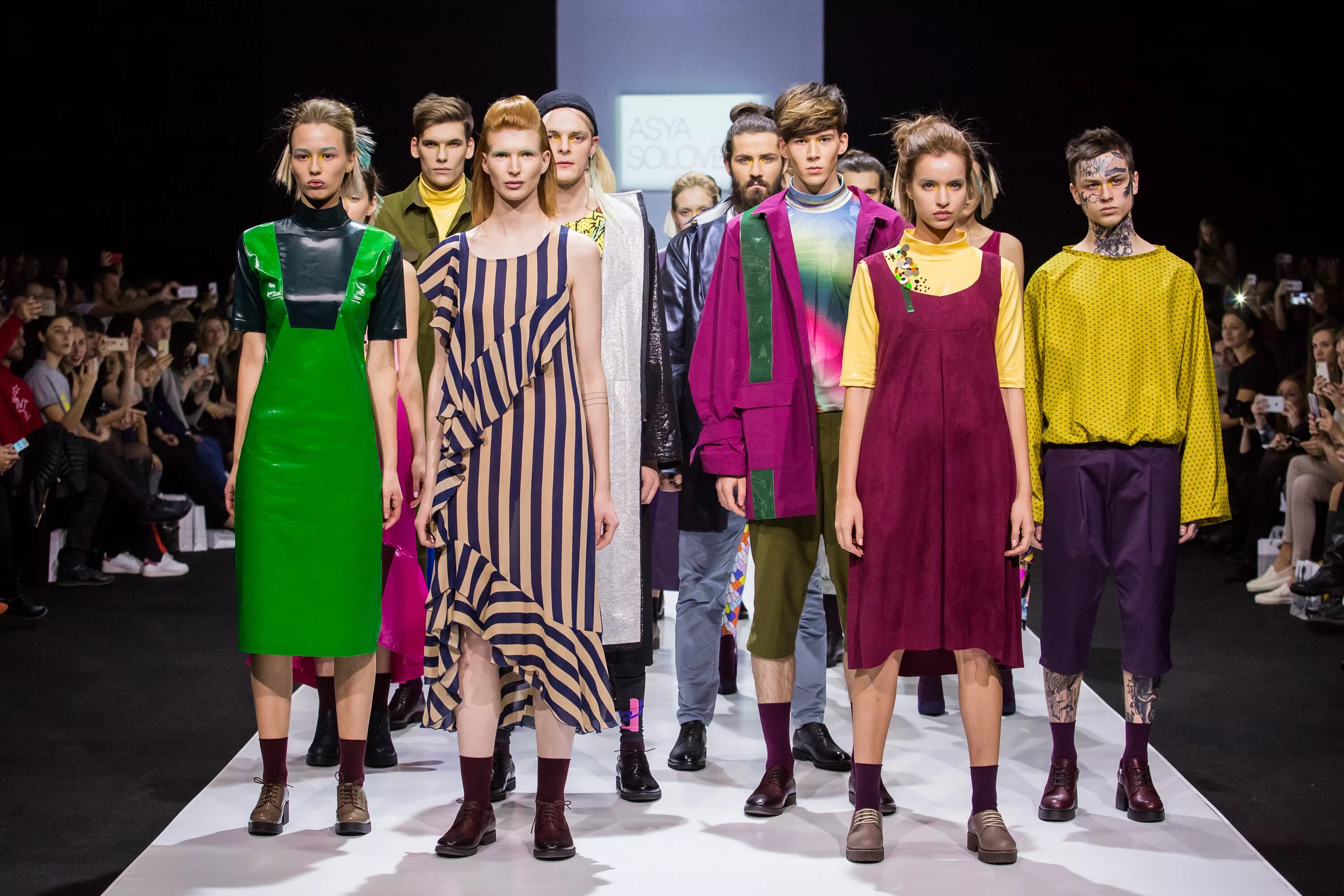 Показ мод. Показ одежды. Мода несколько лет. Мода несколько лет. Молодежный стиль одежды.