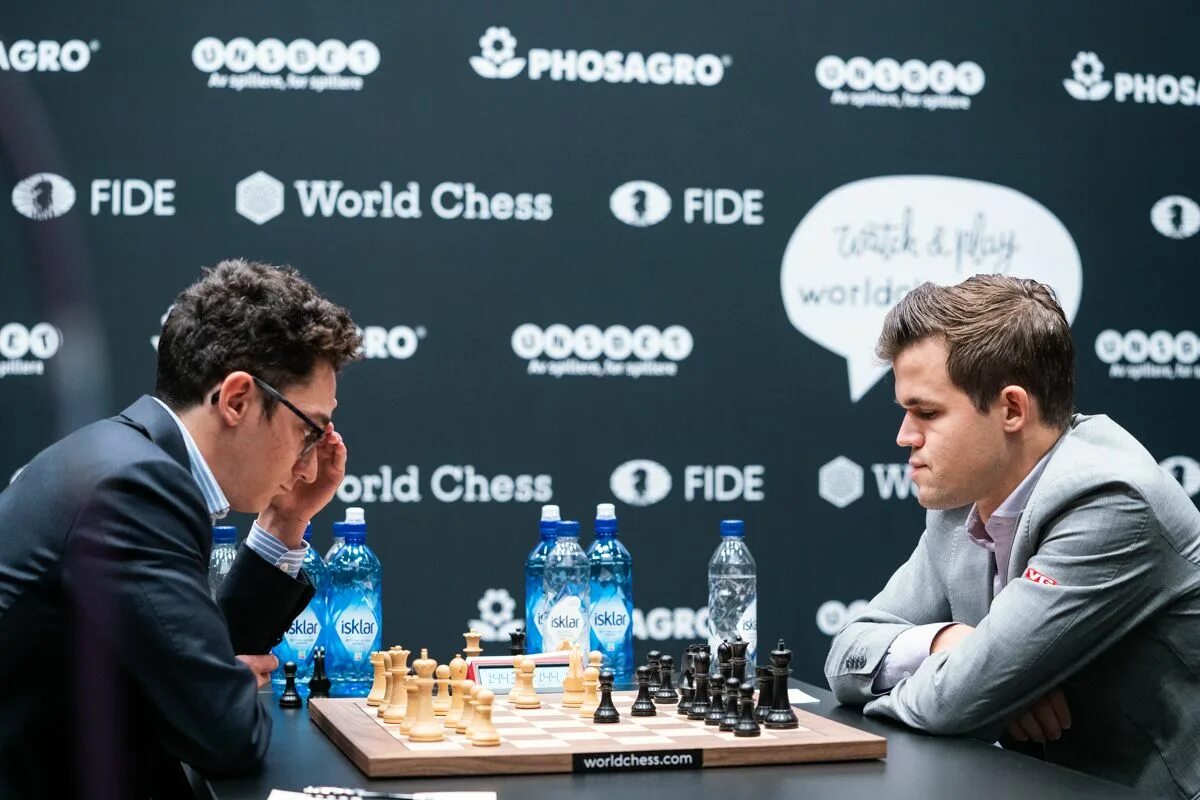 Fide chess. Магнус Карлсен и Фабиано Каруана. Магнус Карлсен 2018. Magnus Carlsen World Championship 2018. Магнус Карлсен Фабиано Каруана матч.