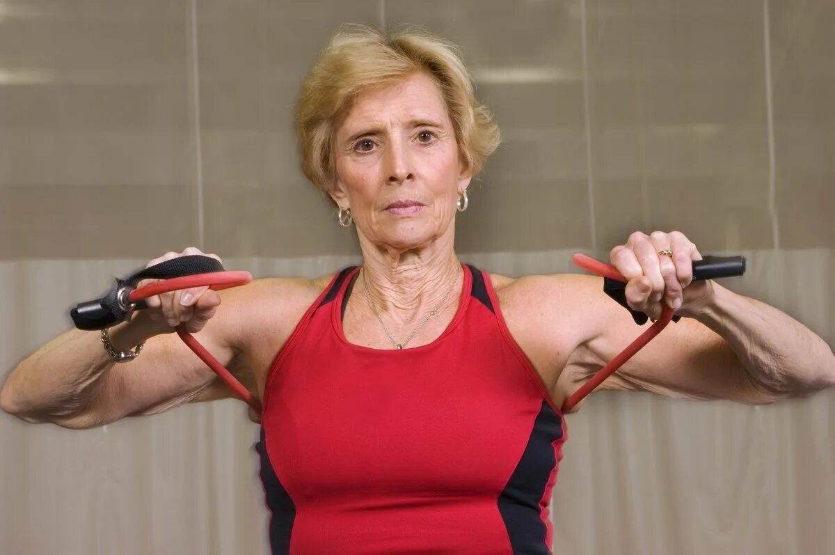 Спортивные женщины в возрасте. Женщина 50 лет фитнес. Спортивные женщины после 50 лет. Пожилая женщина спортсменка. Физические нагрузки после 50