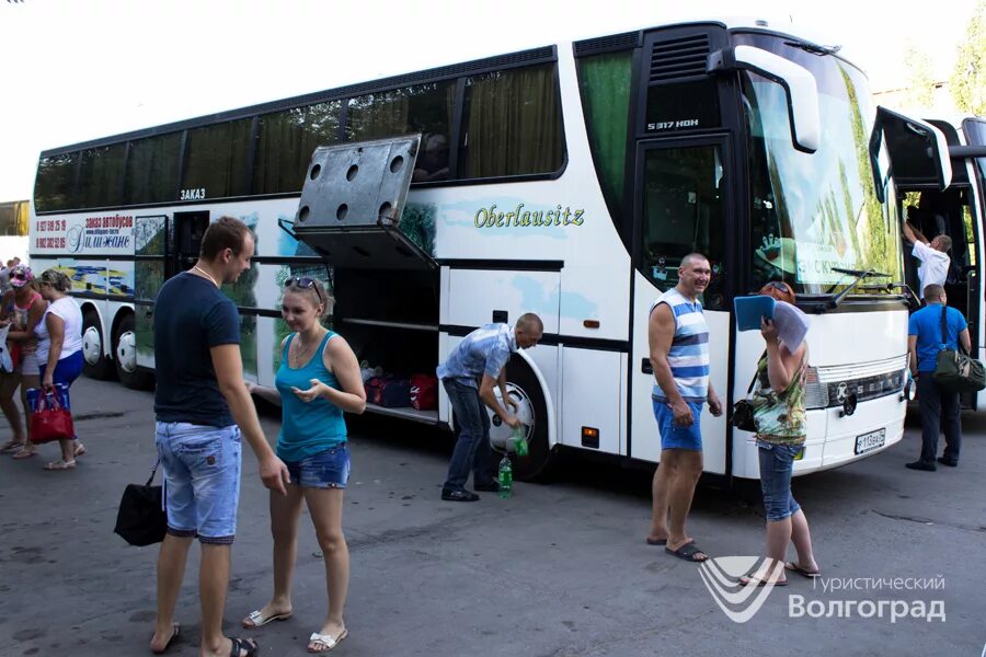 Астрахань ростов на дону автобусы билеты. Автобус турист. Люди в туристическом автобусе. Туристический автобус в Астрахани. Медуза тур автобус.