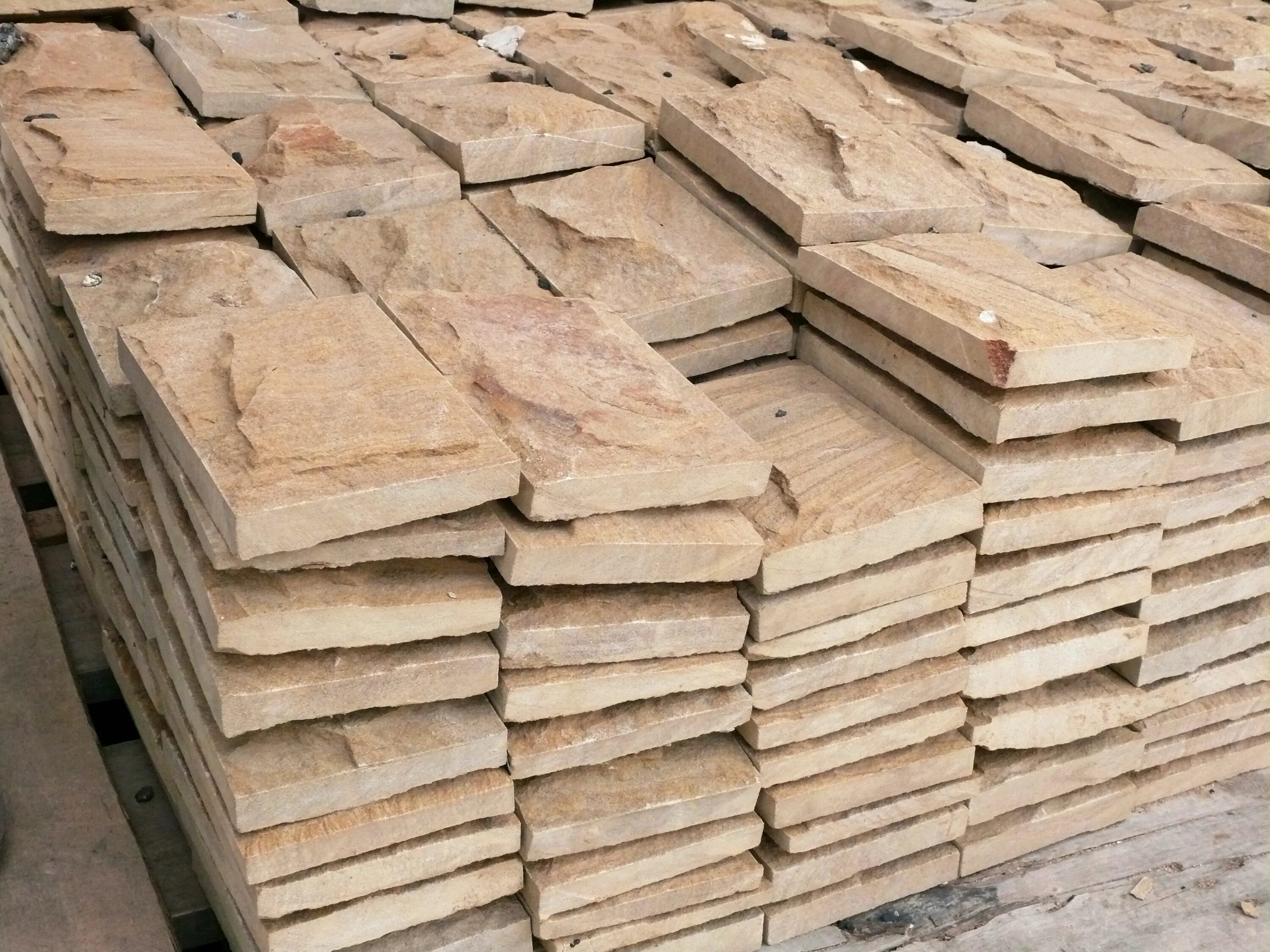 пиленный или пиленый. сухара горбыль. берёзовый обрез. пиленый оренбург мел. камень златолит отделка фасада.