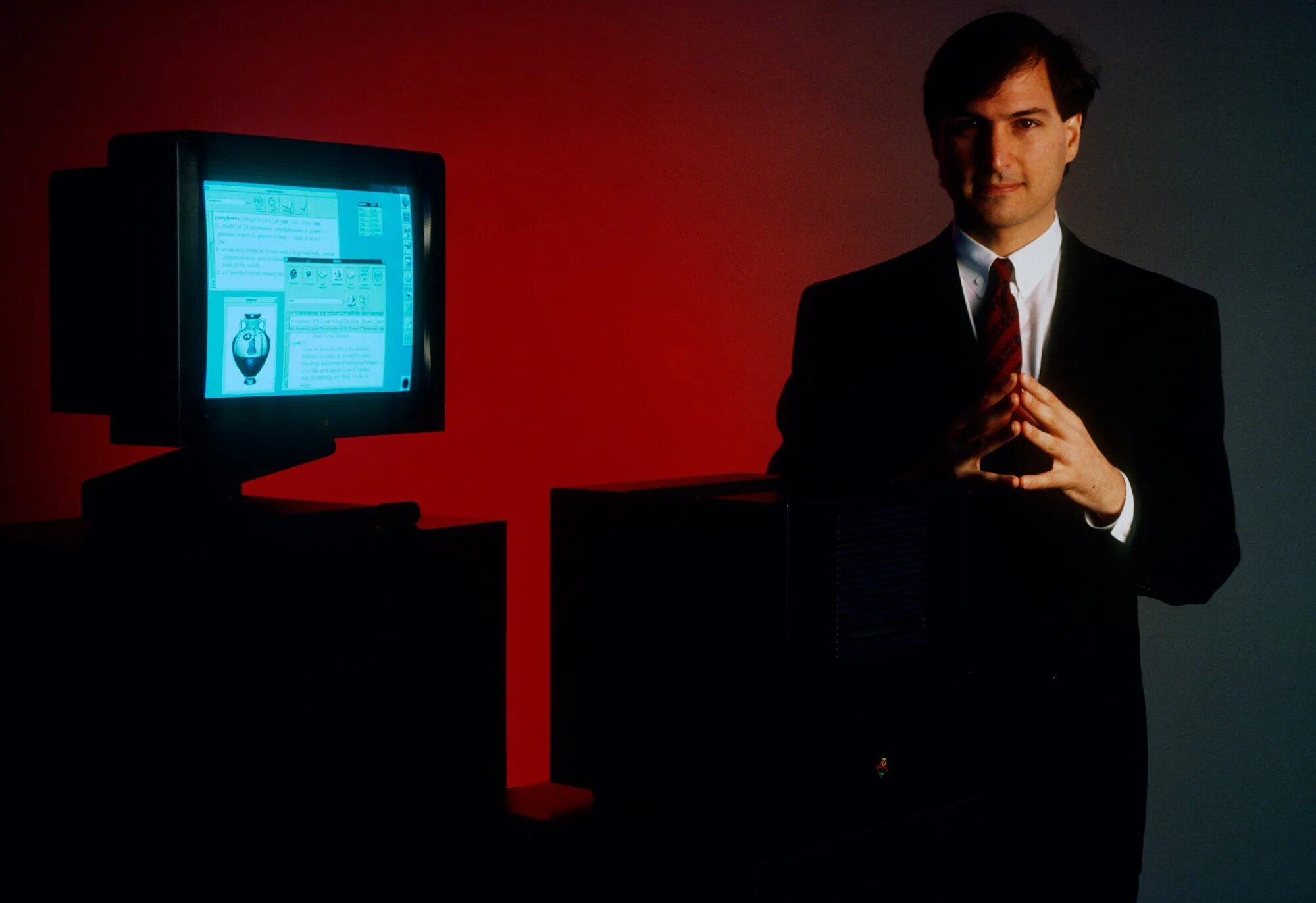 Супер джобс работа. Steve jobs 1988. next стив джобс. стив джобс next 1988. next компьютер стива джобса.