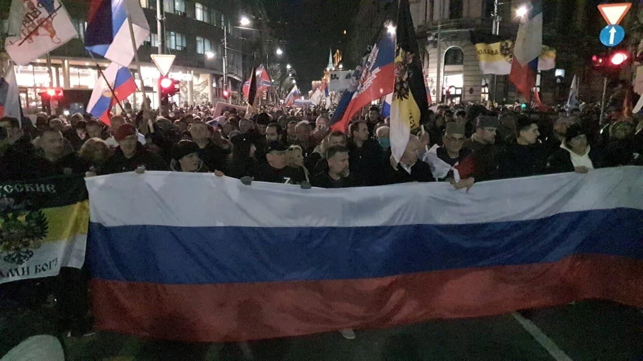 Какие группы поддерживают россию. Митинги в Сербии 2022. Митинг в Сербии в поддержку России. Митинги в Сербии в поддержку России 2022. Сербия Украина митинг.