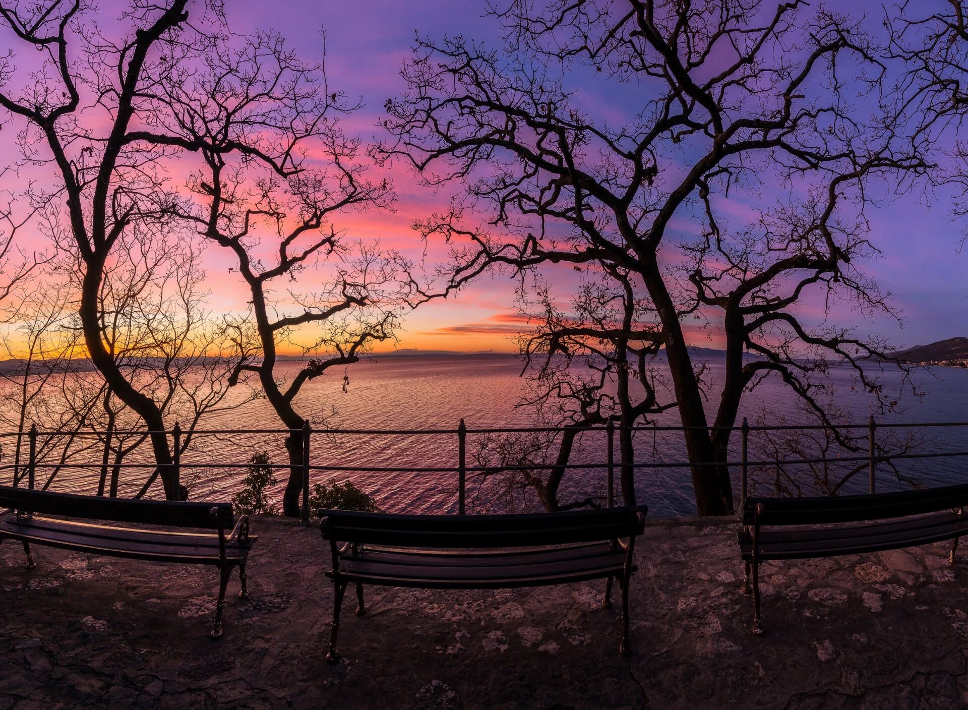 Rest is place. Скамейка на берегу моря. фотообои закат на берегу с лавочкой. обои на стол лавочка на берегу моря. rest place.