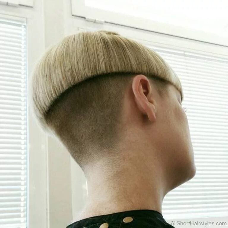 Большой затылок. Bowl Cut стрижка. Bowl Cut стрижка затылок. Стрижка под горшок. Стрижка горшок мужская.