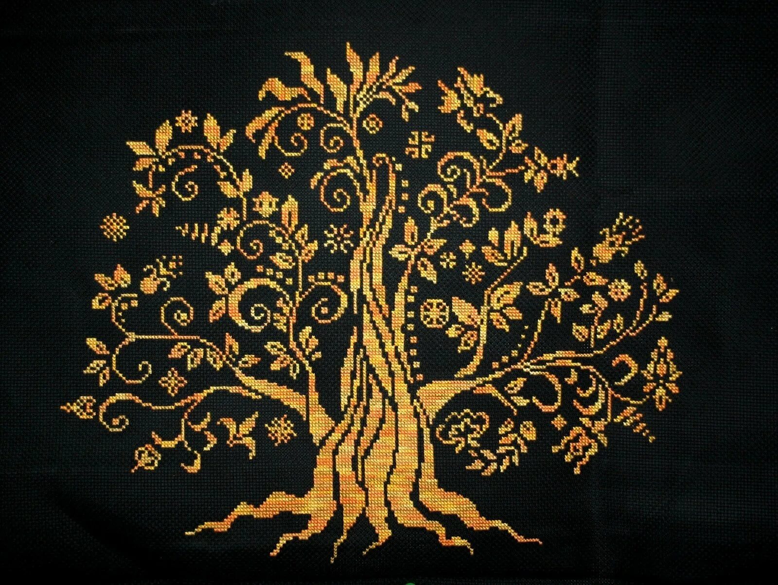 Золотое дерево золотая птица. Золотое дерево Нартов. Мировое Древо ашваттха. Вышивка дерево. Дерево жизни.