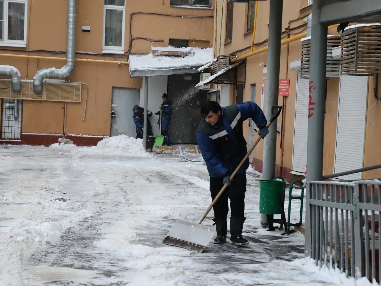 Поступи курган. Уборка двора от снега. Зимняя уборка территории. Уборка дворов зимой. Техника для дворника.