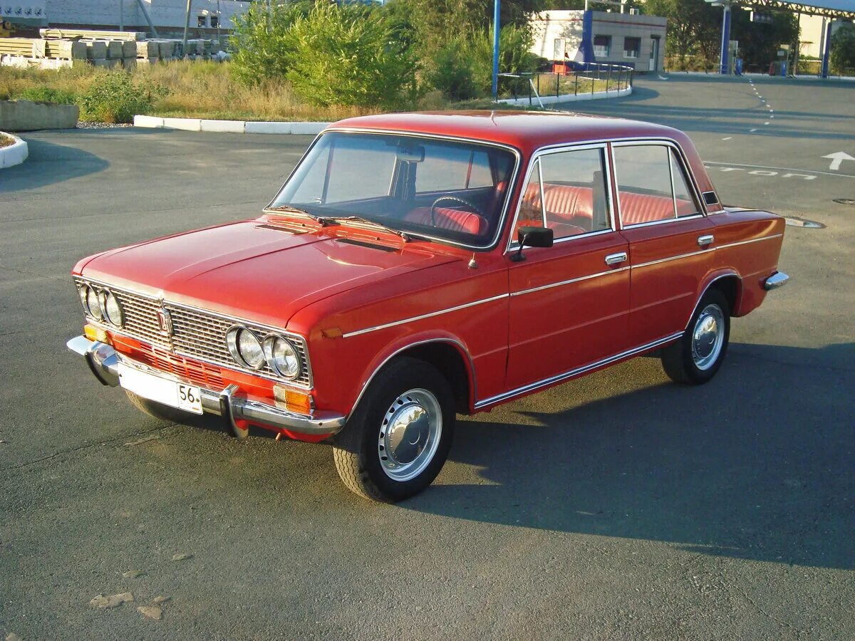 1973 год купить. ВАЗ-2103 седан. ВАЗ-2103 седан красная.