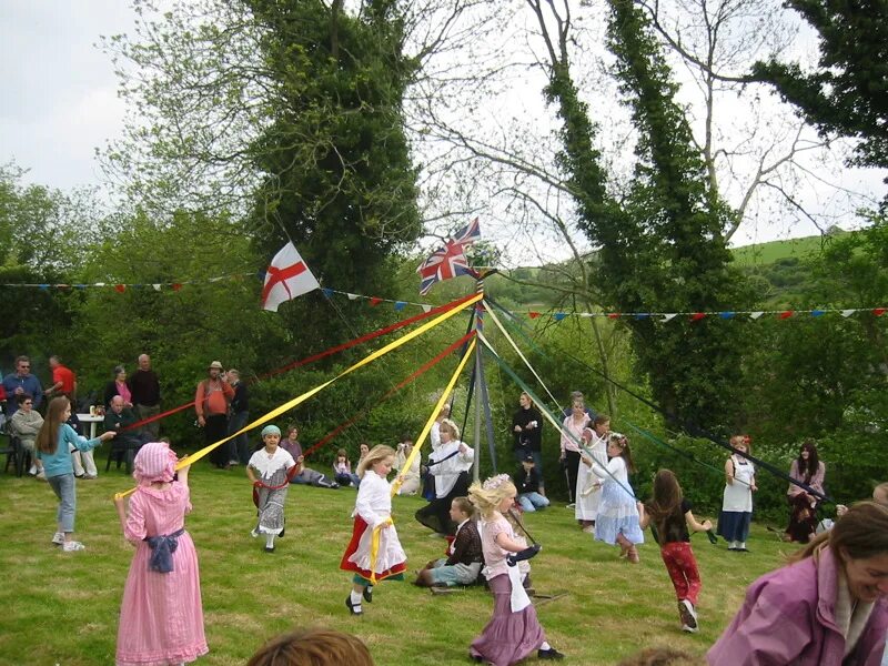 Праздник Maypole в Великобритании. Танцы вокруг майского дерева в Великобритании. Майское дерево Великобритания. Танец вокруг майского дерева.