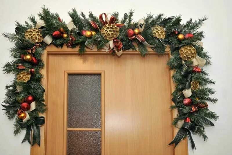 Новогодняя арка в дверной проем. Новогодняя арка из еловых веток. украшение двери на новый год. новогодний декор на дверь. украшение из елки на дверь.