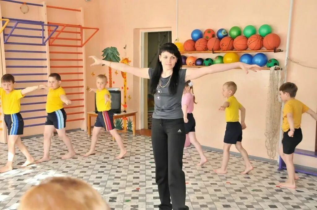 занятия по физкультуре в детском саду. дети на физкультуре в детском саду. занятие по физкультуре в яслях. утренняя гимнастика для детей ясельной группы. гимнастика в детском саду.