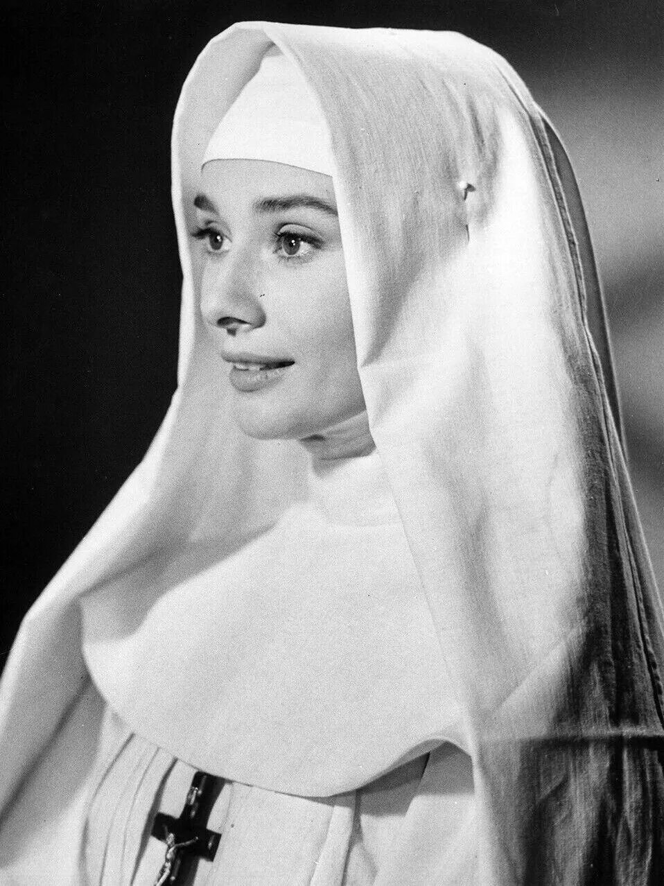 Одри хепберн в роли монахини. Одри хепберн монахиня. Монахиня одри хепберн. История монахини фильм 1959. Одри хепберн монахиня.