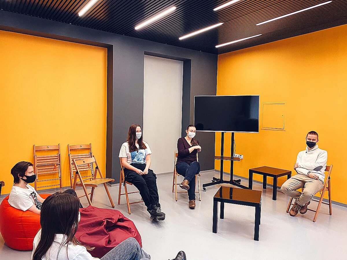 Дизайн молодежного центра. Молодежный центр лесосибирск логотип. Молодёжный центр зеркало красноярск. Пилот красноярск молодежный центр. Молодежный центр красноярск.