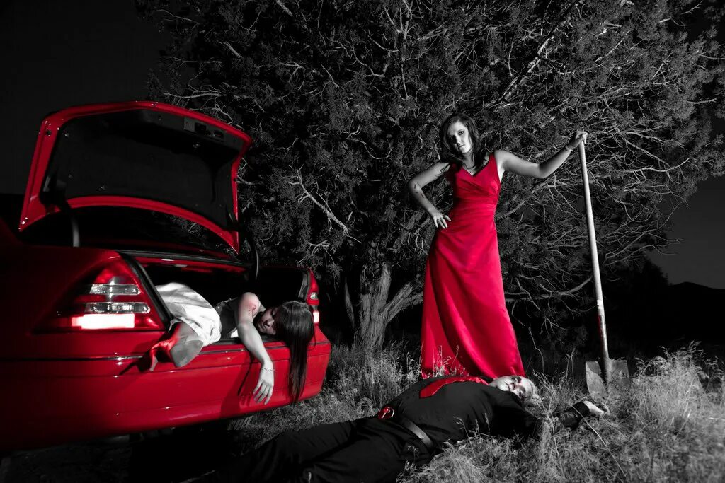 Черно красная фотосессия. Фотосессия с красной машиной. Фотосессия с черной машиной. Машина ведьмы.