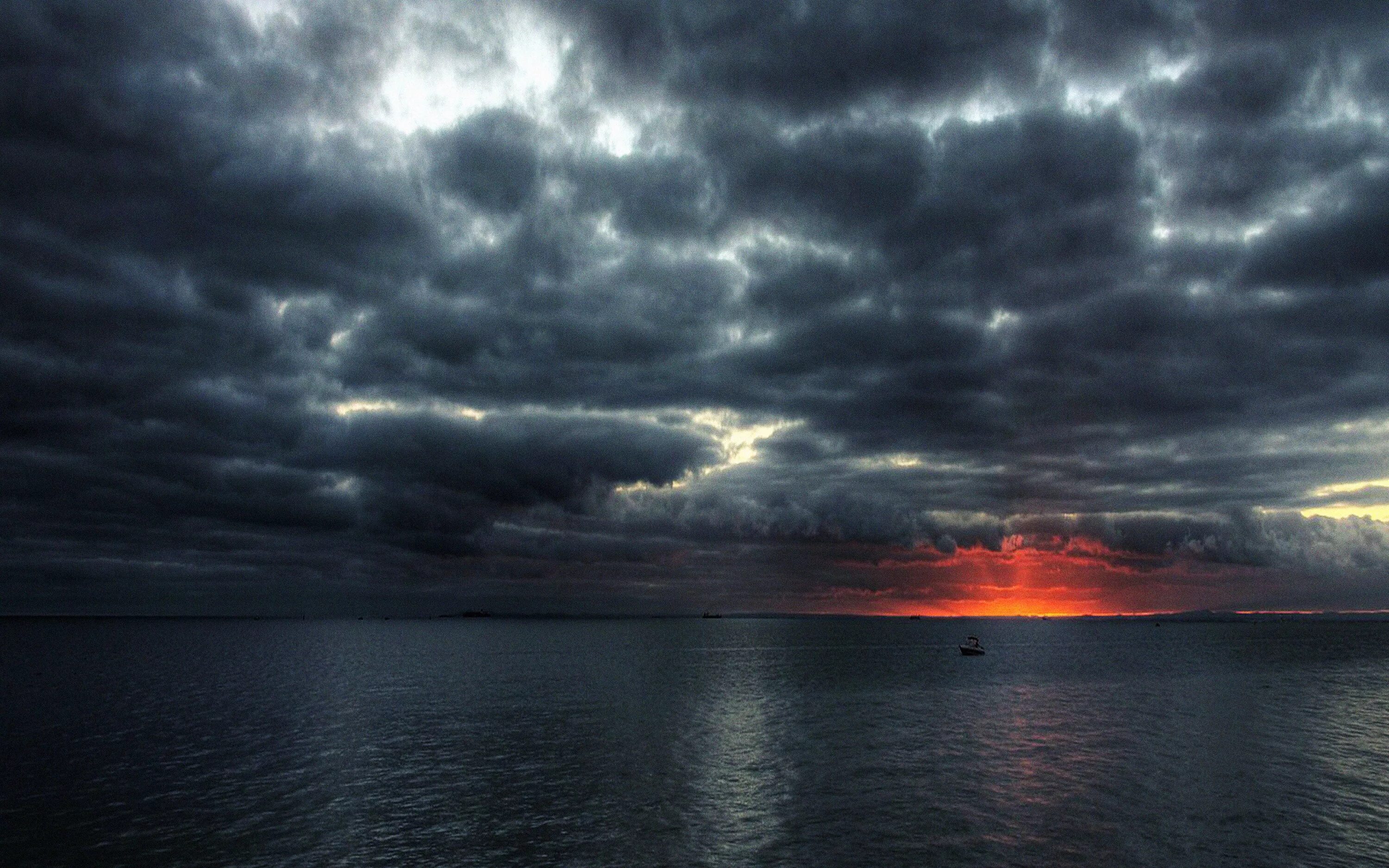 Синим пламенем пылают стаи туч над. Ночное море. Море шторм. Пасмурное небо. Тучи над морем.